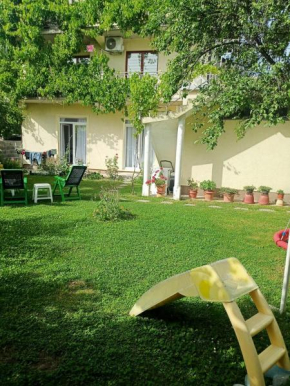 Large Apartment with beautiful Garden 5 minutes away from Airport at Karla Mijića 31